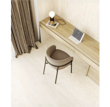 Bovenaanzicht van een bureau met lamp, laptop en stoel in een lichte kamer.