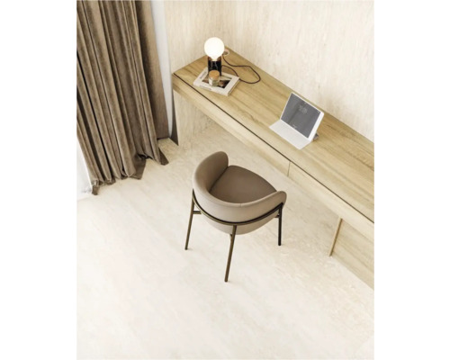 Bovenaanzicht van een bureau met lamp, laptop en stoel in een lichte kamer.