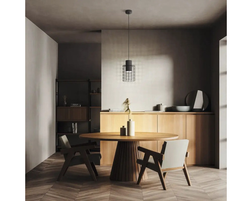 Eetkamer met houten tafel, stoelen, hanglamp met kooi ontwerp en houten kast