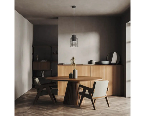 Eetkamer met ronde tafel, stoelen en een hanglamp met kooikap