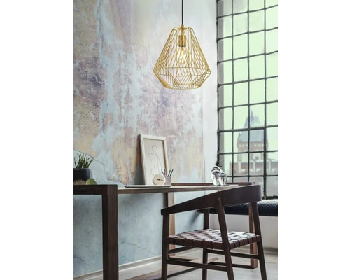 Scène met een metalen hanglamp boven een bureau in een kamer met een groot raam.