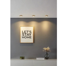 Woonkamer met inbouwspots, wanddecoratie en dressoir