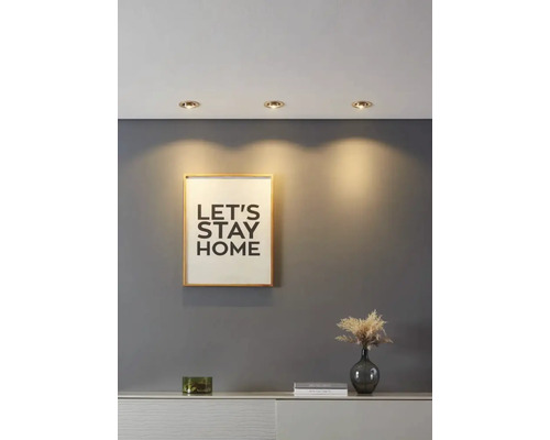 Woonkamer met inbouwspots, wanddecoratie en dressoir