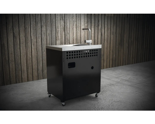 Zwarte grillkast met gootsteen en kraan