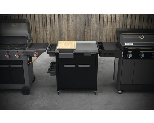 Twee gasbarbecues en een barbecuewagen van het merk Tenneker