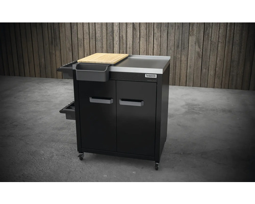 Barbecuewagen met snijplank en kasten voor het opbergen van barbecueaccessoires.