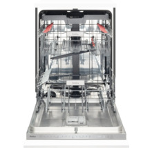 Binnenaanzicht van een Amica vaatwasser met uitgetrokken vaatwaskorf