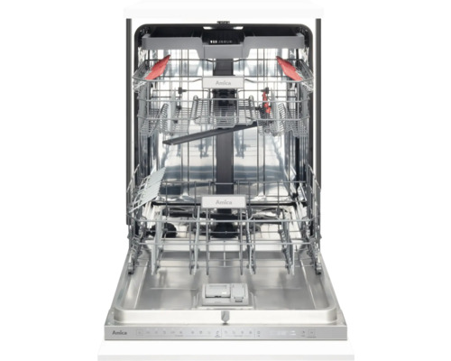 Binnenaanzicht van een Amica vaatwasser met uitgetrokken vaatwaskorf