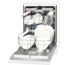 Geopende vaatwasser met afwas