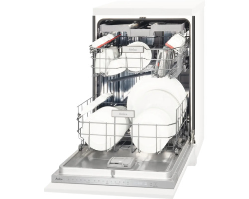 Geopende vaatwasser met afwas