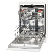 Geopende vaatwasser met vaatwaskorven