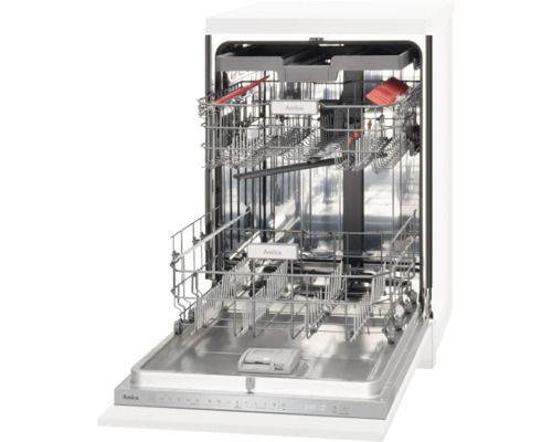 Geopende vaatwasser met vaatwaskorven