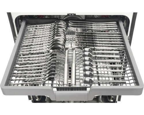 Besteklade van een vaatwasser met diverse bestekdelen