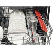Vaatwasser met borden en glazen in de vaatwaskorf, Amica logo