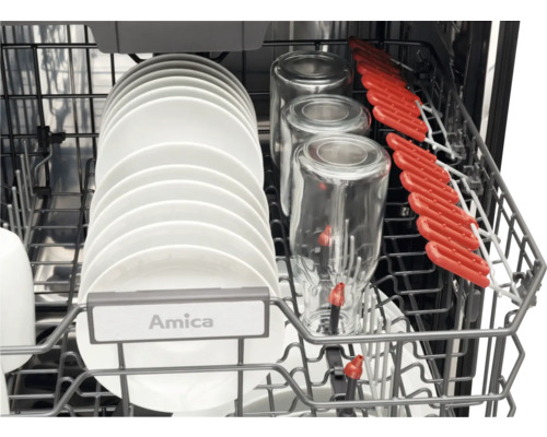 Vaatwasser met borden en glazen in de vaatwaskorf, Amica logo