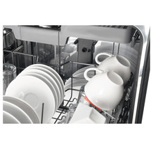 Vaatwasser met vaatwerk in de vaatwaskorf