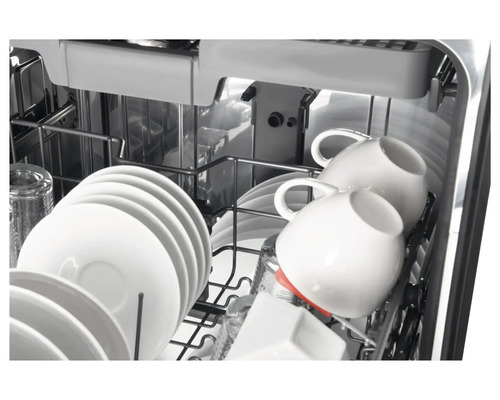 Vaatwasser met vaatwerk in de vaatwaskorf