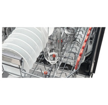 Vaatwasser met vaatwerk binnenin