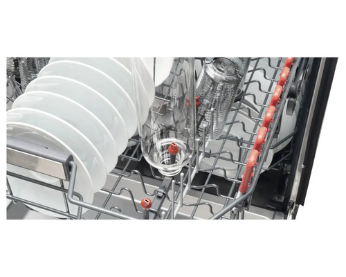 Vaatwasser met vaatwerk binnenin