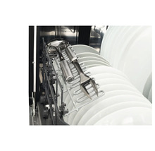 Vaatwasser met borden en keukengerei in de vaatwasserrek