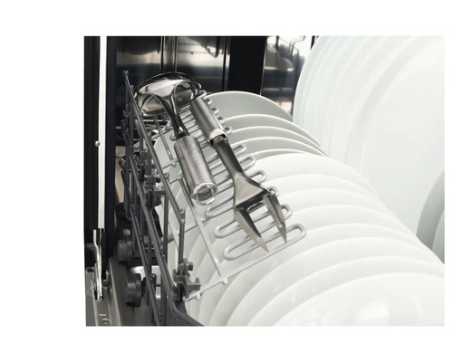 Vaatwasser met borden en keukengerei in de vaatwasserrek