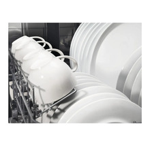 Vaatwasser met kopjes en borden