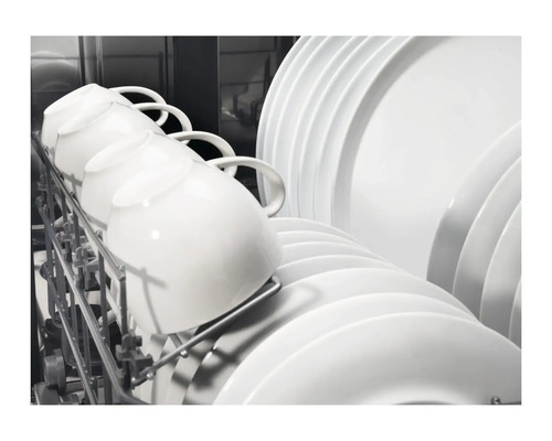 Vaatwasser met kopjes en borden