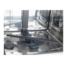 Interieur van een vaatwasser met sproeiarm en zoutreservoir