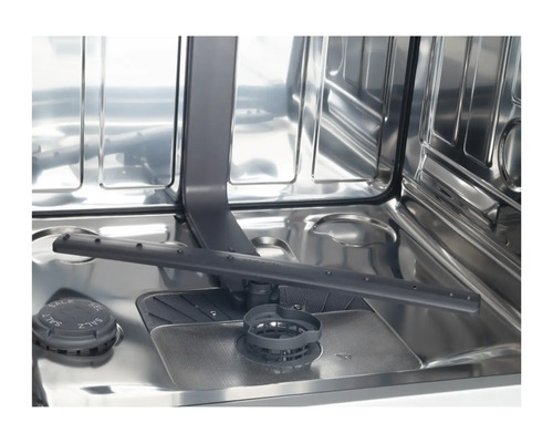 Interieur van een vaatwasser met sproeiarm en zoutreservoir