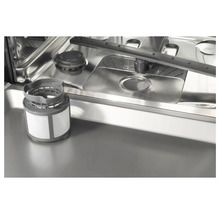 Binnenaanzicht van een vaatwasser met filter