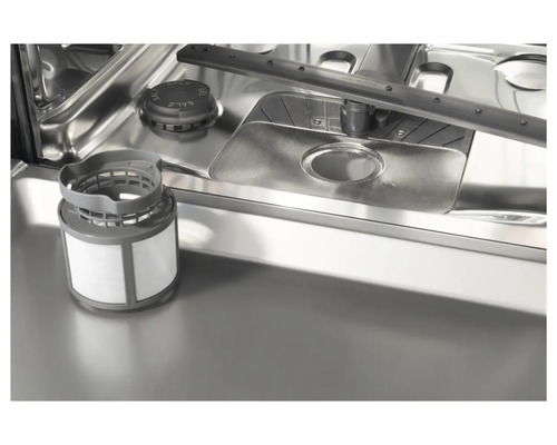 Binnenaanzicht van een vaatwasser met filter