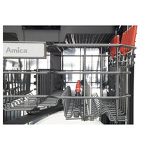 Binnenaanzicht van een vaatwasser met afwasmand en het Amica logo.