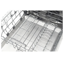 Interieur van een vaatwasser met vaatwaskorf en bordenhouders