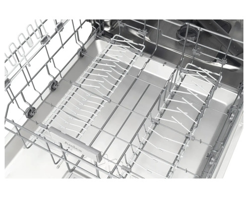 Interieur van een vaatwasser met vaatwaskorf en bordenhouders