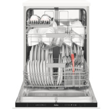 Geopende vaatwasser met vaat en bestek