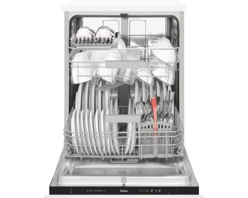 Geopende vaatwasser met vaat en bestek