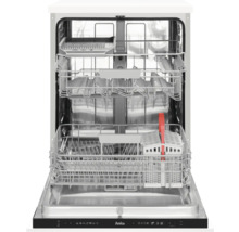 Open vaatwasser met vaatwaskorven en bestekmand