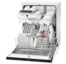 Open vaatwasser met vaatwerk en bestek