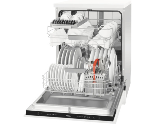 Open vaatwasser met vaatwerk en bestek