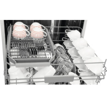 Vaatwasser met kopjes, glazen en bestek in de korven