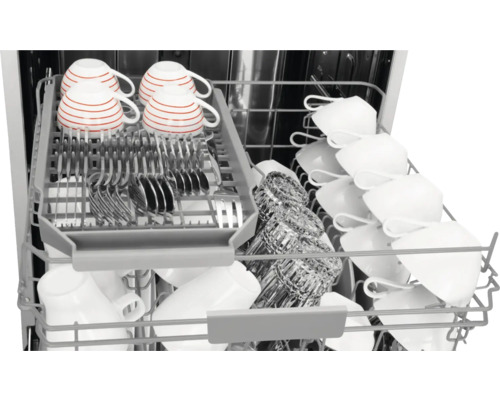 Vaatwasser met kopjes, glazen en bestek in de korven