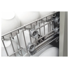 Vaatwasser interieur met vaatwasserrek en sproeikoppen