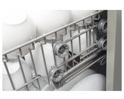 Vaatwasser interieur met vaatwasserrek en sproeikoppen