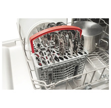 Bestekmand in vaatwasser met messen, vorken en lepels