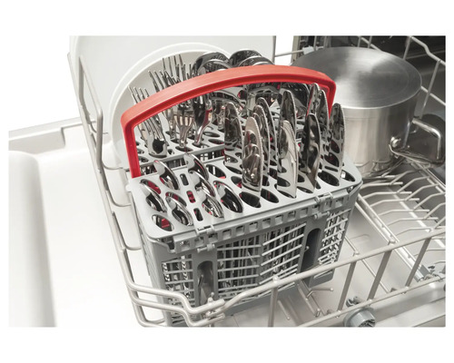 Bestekmand in vaatwasser met messen, vorken en lepels