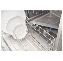 Interieur van een vaatwasser met vaatwerk in de vaatwaskorf