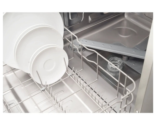 Interieur van een vaatwasser met vaatwerk in de vaatwaskorf