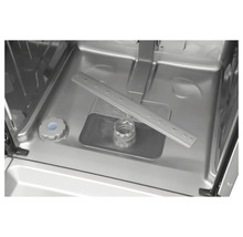 Interieur van een vaatwasser met sproeiarm en zeef