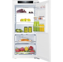 Geopende koelkast met diverse levensmiddelen