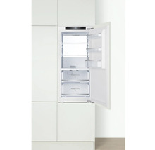 Inbouwkoelkast met open deur in een keukenkast